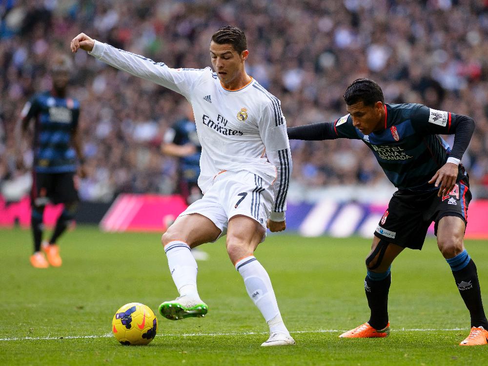 Ronaldo (l.) schießt Real an die Tabellenspitze
