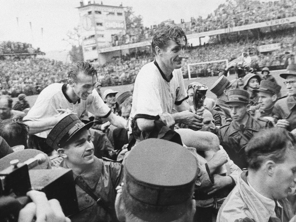 1954 in Bern: Deutschlands Fritz Walter mit dem WM-Pokal 1954 in Bern: Deutschlands Fritz Walter mit dem WM-Pokal