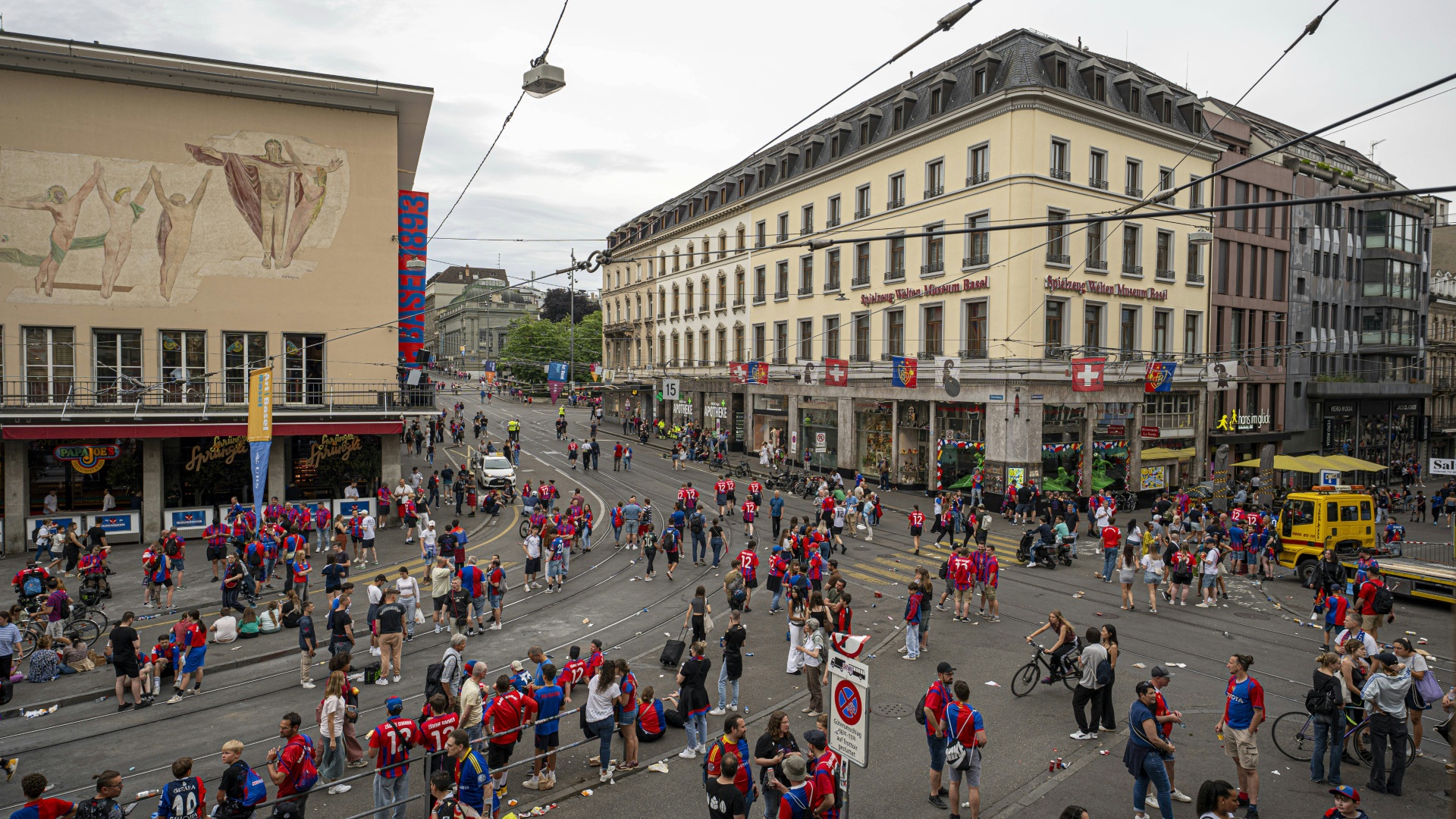 Als die Absage kam, hatten sich die Basel-Fans bereits eingefunden Als die Absage kam, hatten sich die Basel-Fans bereits eingefunden