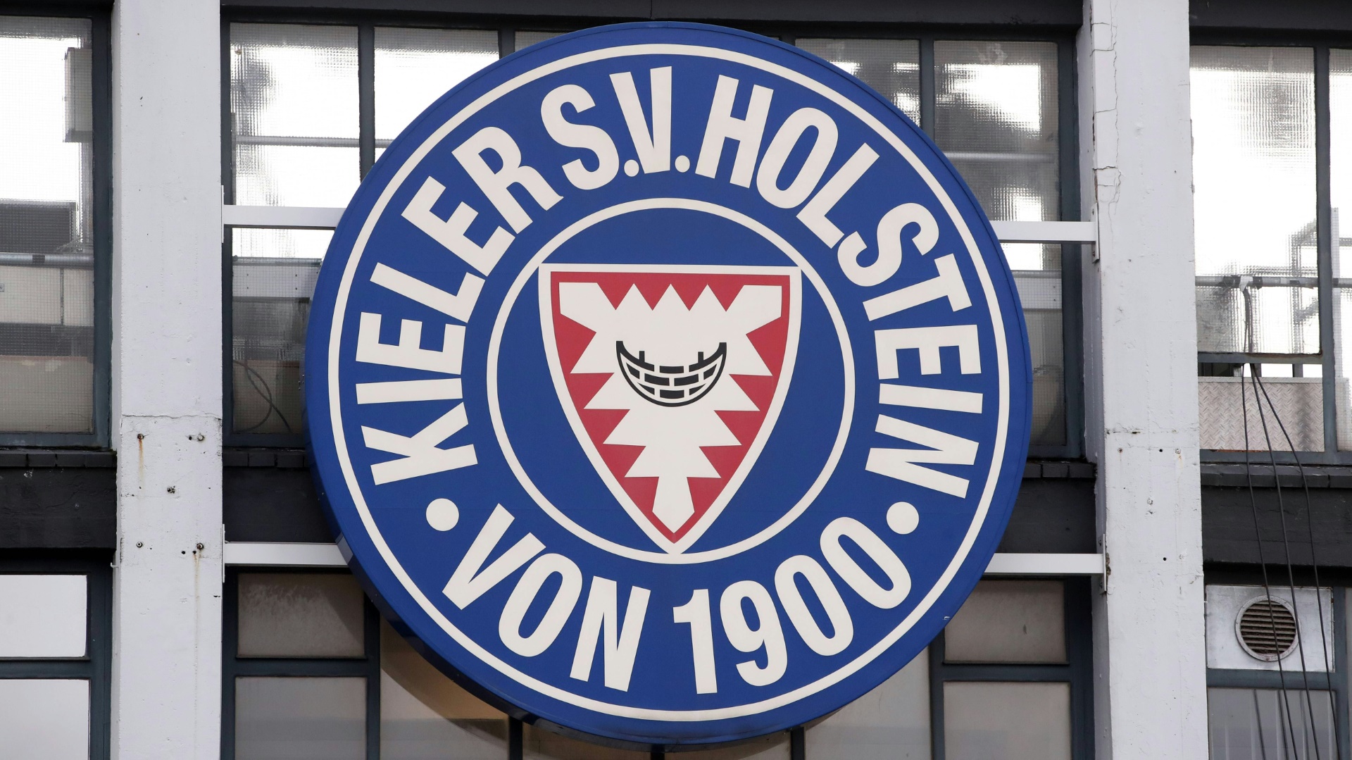 Holstein Kiel hat Tyler Dogan und Lio Rothenhagen mit Profiverträgen ausgestattet