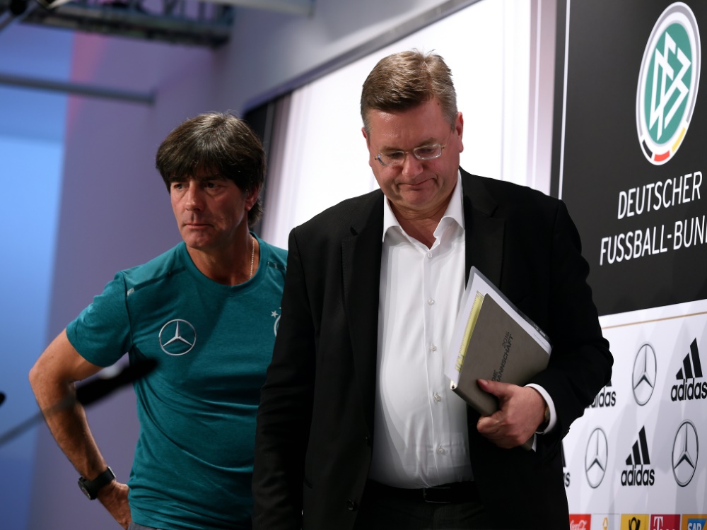 Grindel (r.) will Löws Vertrag verlängern Grindel (r.) will Löws Vertrag verlängern