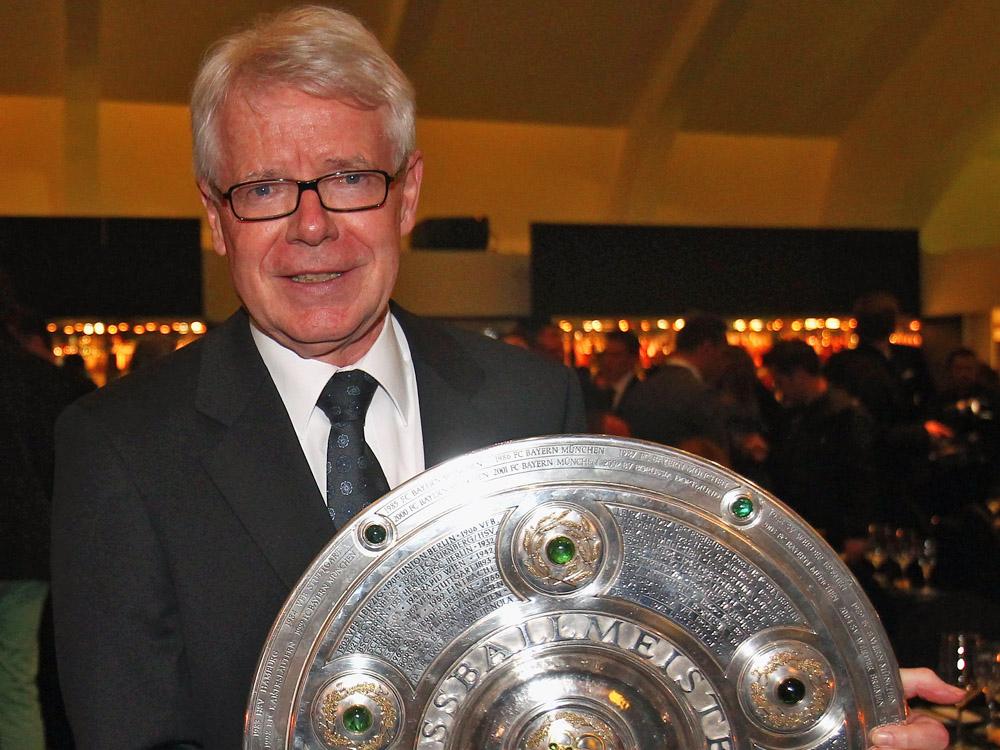 Überreicht die Meisterschale: Liga-Boss Reinhard Rauball Überreicht die Meisterschale: Liga-Boss Reinhard Rauball