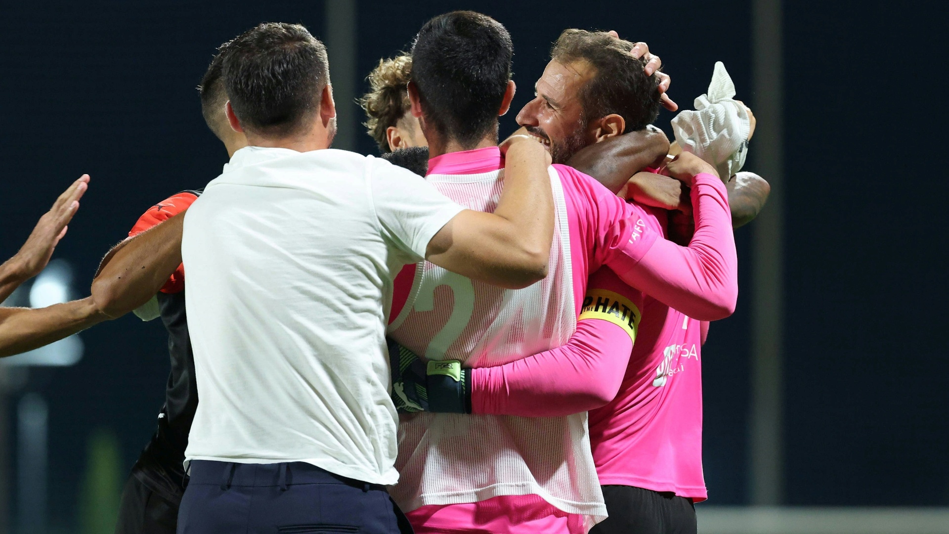 Die Hamrun-Spartans-Spieler feiern Torwart Henry Bonello in der Champions-League-Qualifikation Die Hamrun-Spartans-Spieler feiern Torwart Henry Bonello in der Champions-League-Qualifikation