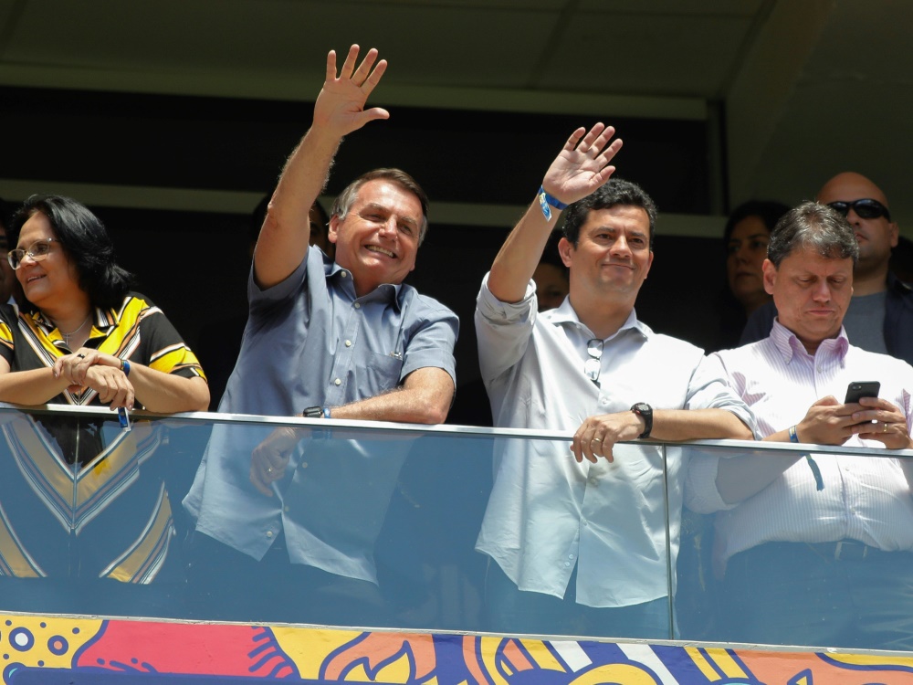 Brasiliens Staatspräsident Jair Bolsonaro (2.v.l.)