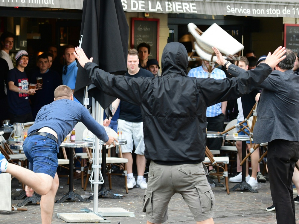 Russische Hooligans lieferten sich schon bei der EM in Frankreich hässliche Kämpfe