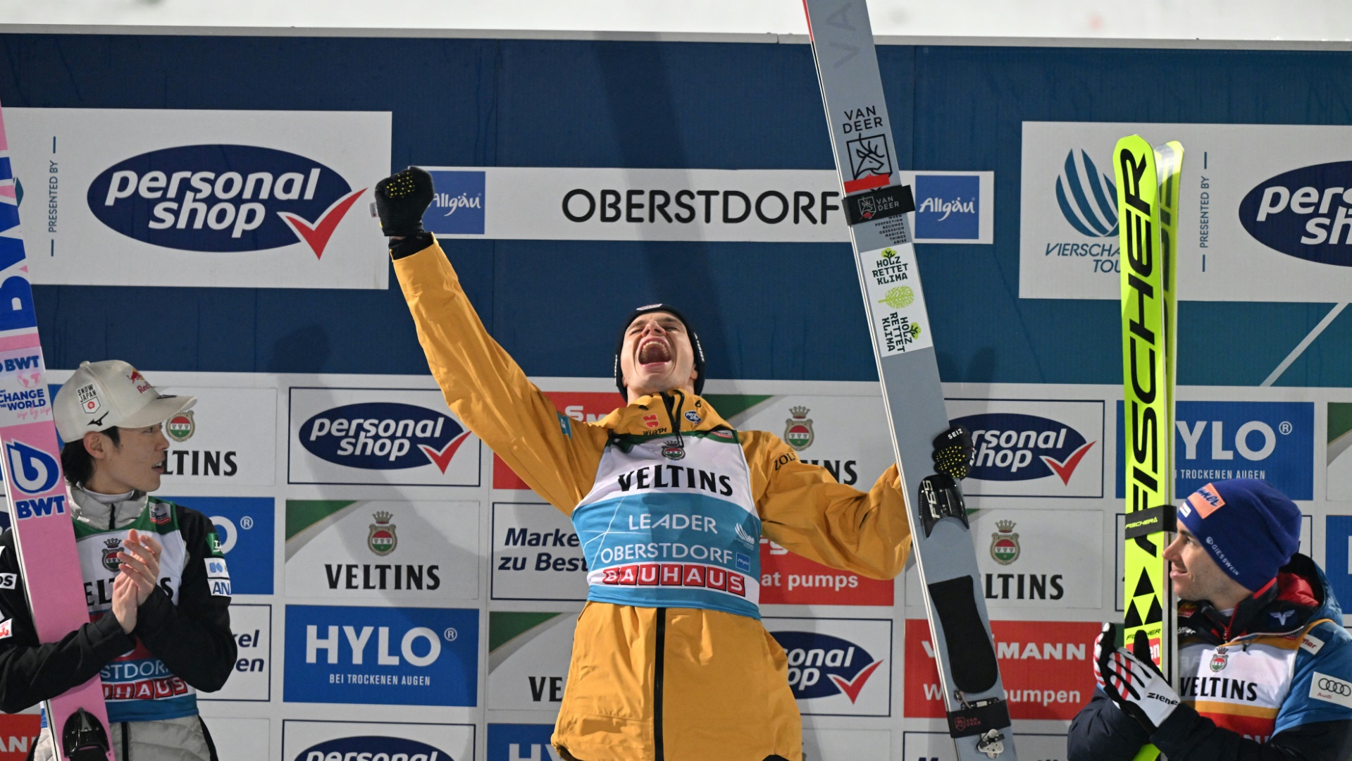 Andreas Wellinger jubelt nach dem Sieg in Oberstdorf