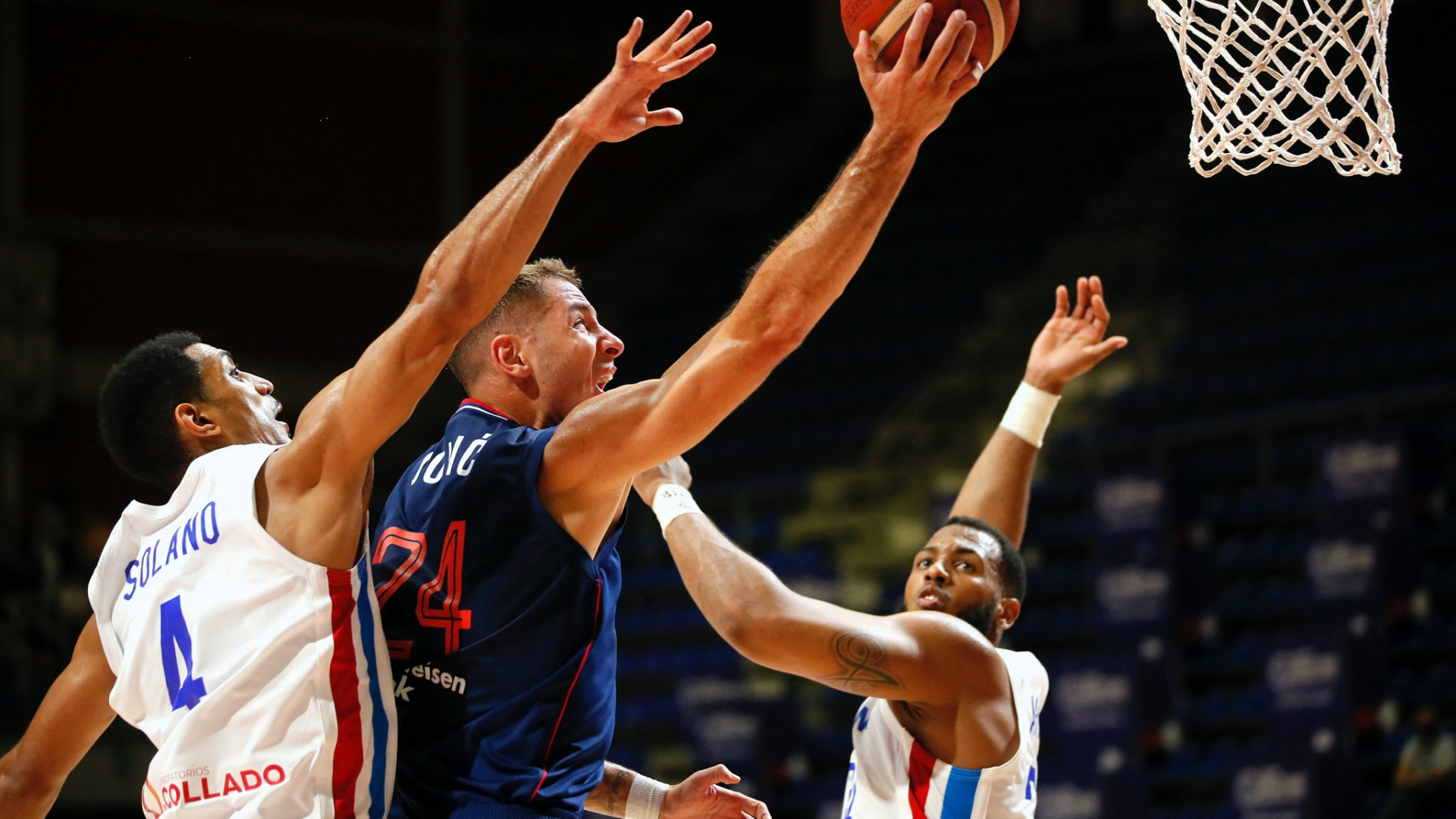 Stefan Jovic (m.) wechselt zum FC Bayern in die BBL
