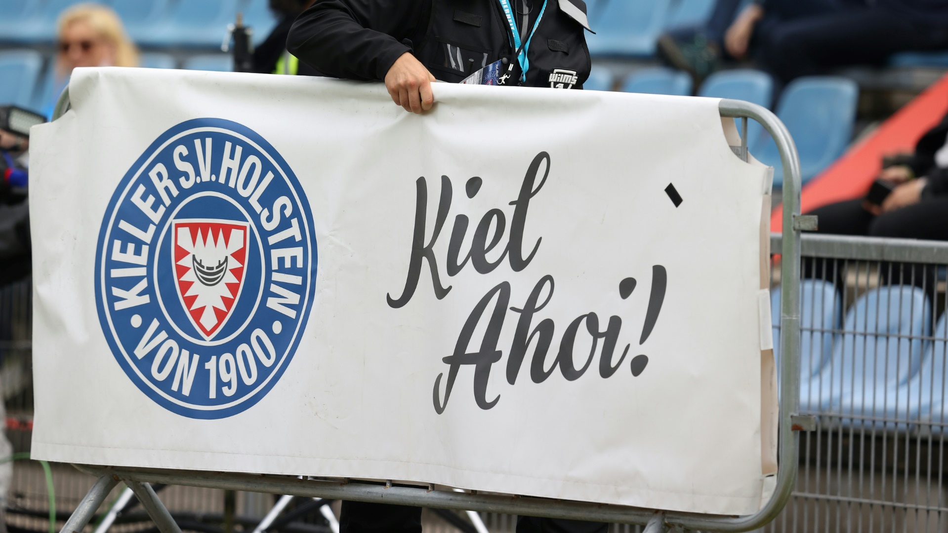 Holstein Kiel verpflichtet Aurel Wagbe