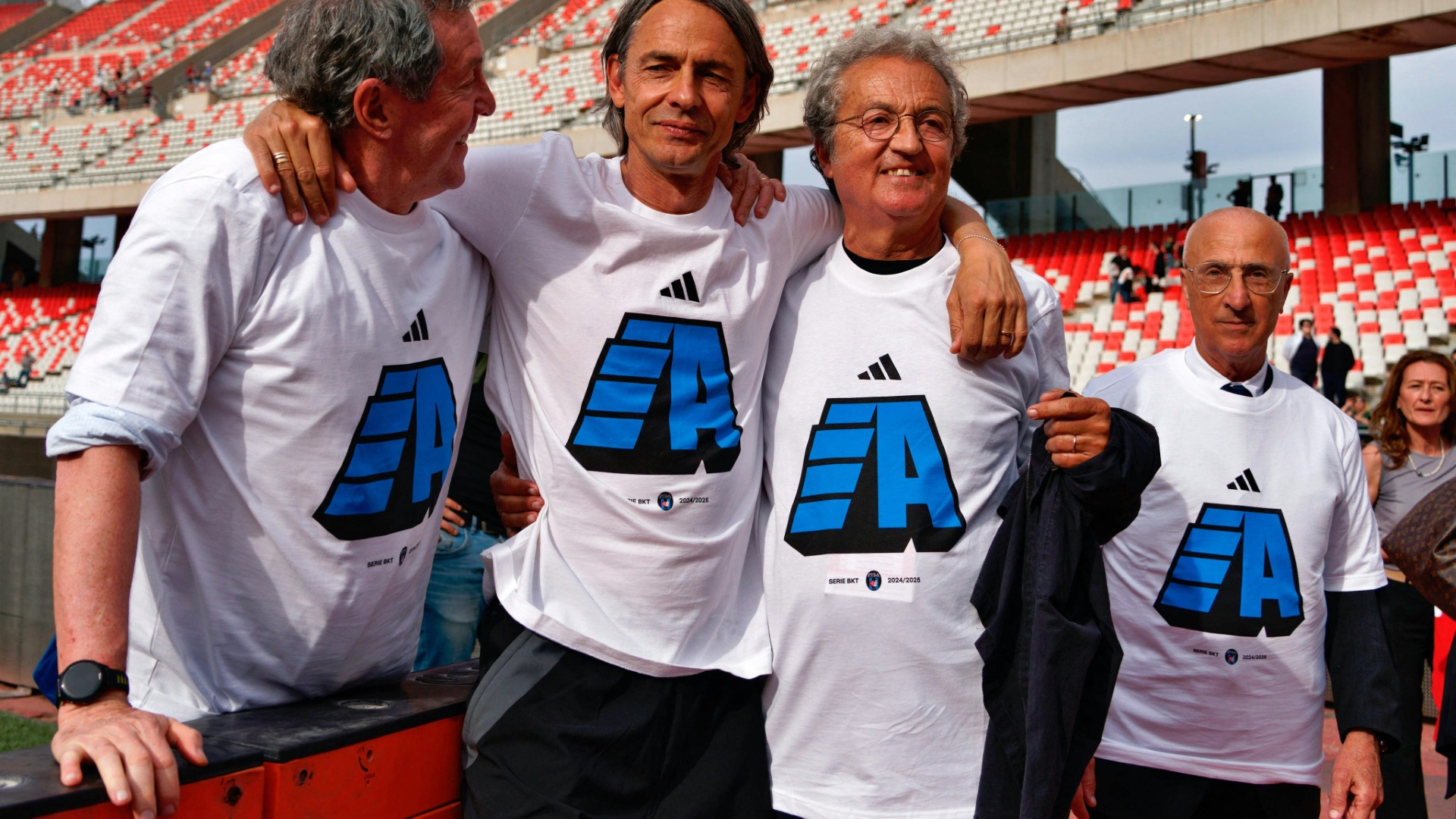 Wieder oben: Filippo Inzaghi (2.v.r.) und Pisa Wieder oben: Filippo Inzaghi (2.v.r.) und Pisa