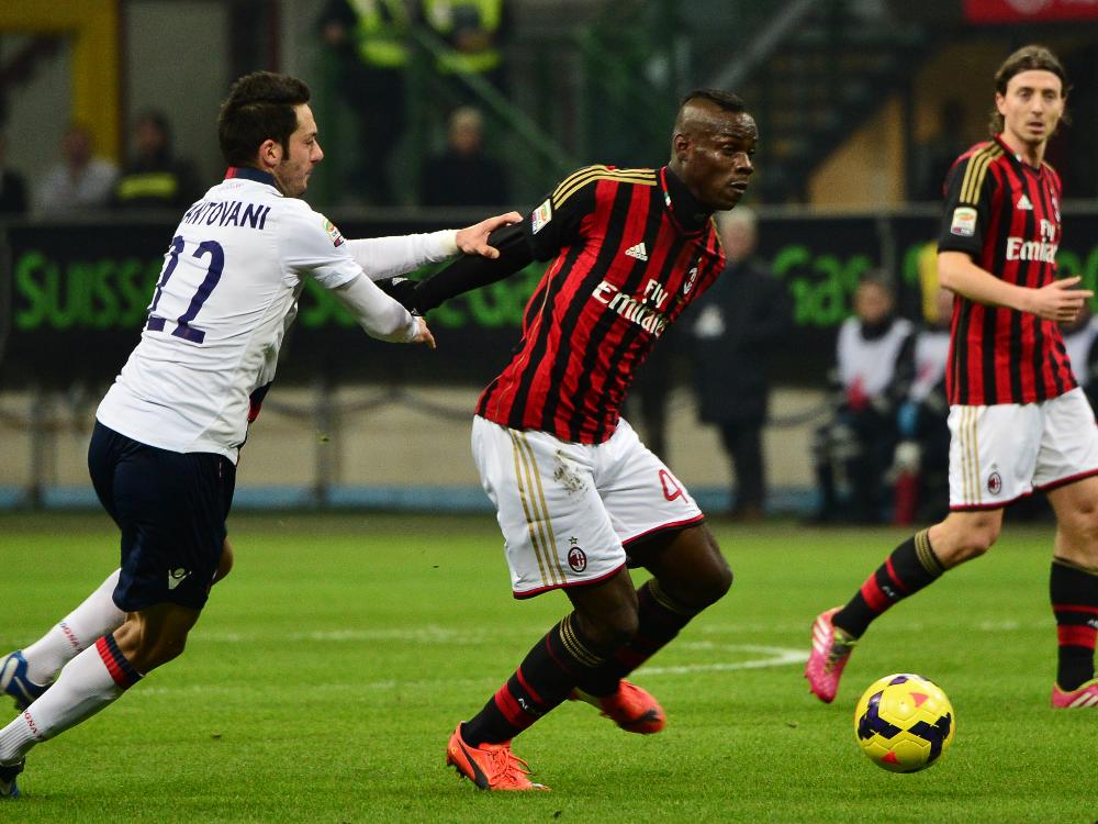 Mario Balotelli (M.) und Milan gewinnen 1:0 gegen Bologna Mario Balotelli (M.) und Milan gewinnen 1:0 gegen Bologna