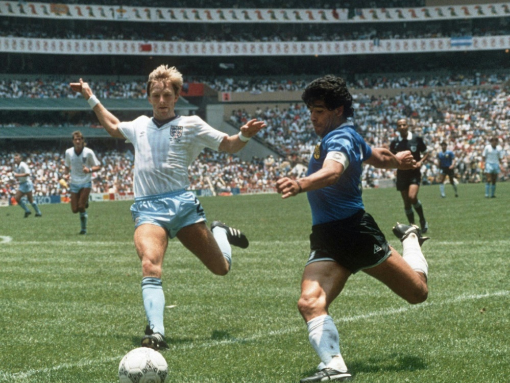 Diego Maradona (r.) im Viertelfinale der WM 1986