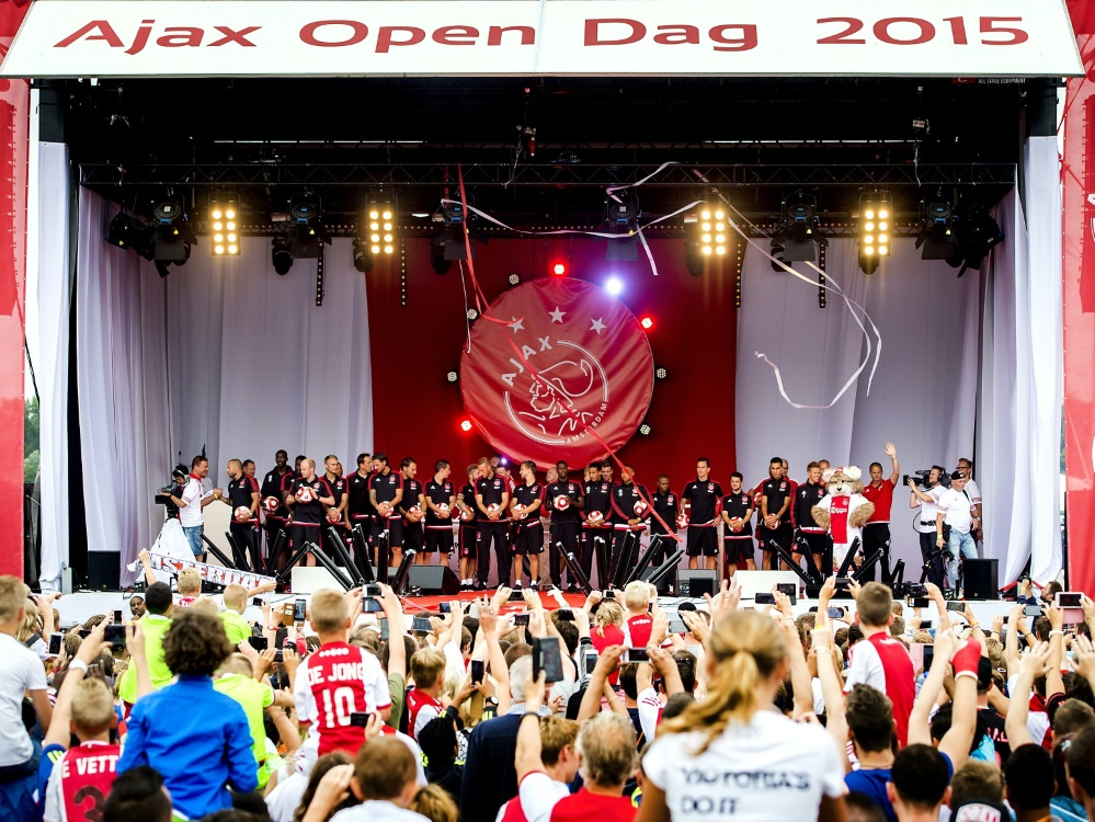 Ajax-Fans bei der Saisoneröffnung im Juli 2015