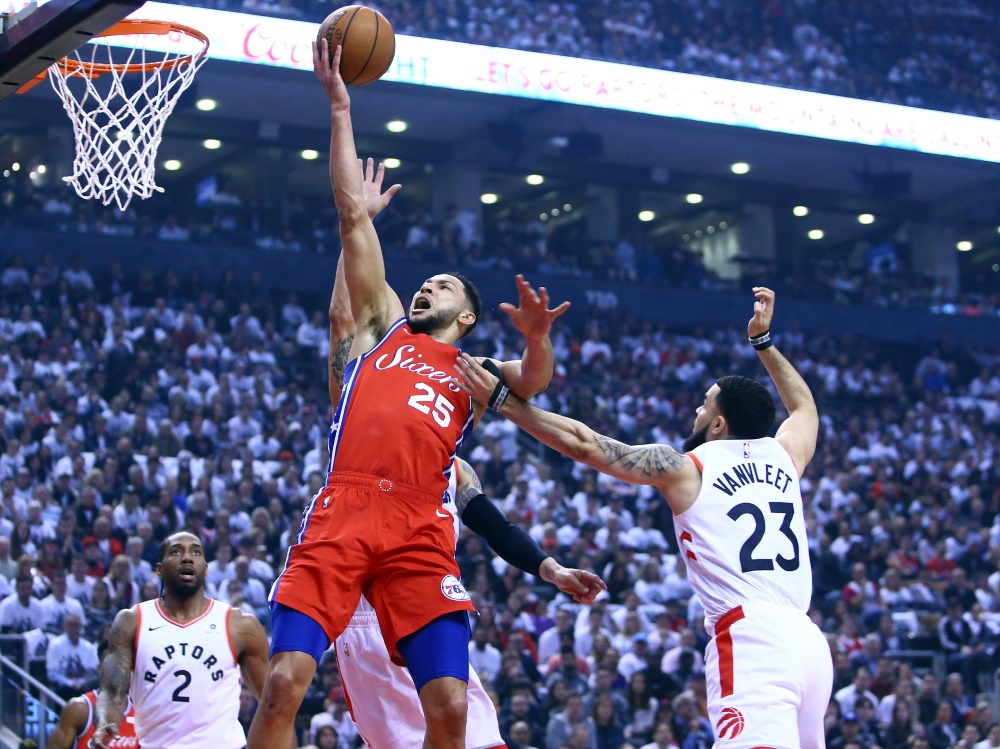 Simmons (l.) bleibt bei den 76ers Simmons (l.) bleibt bei den 76ers