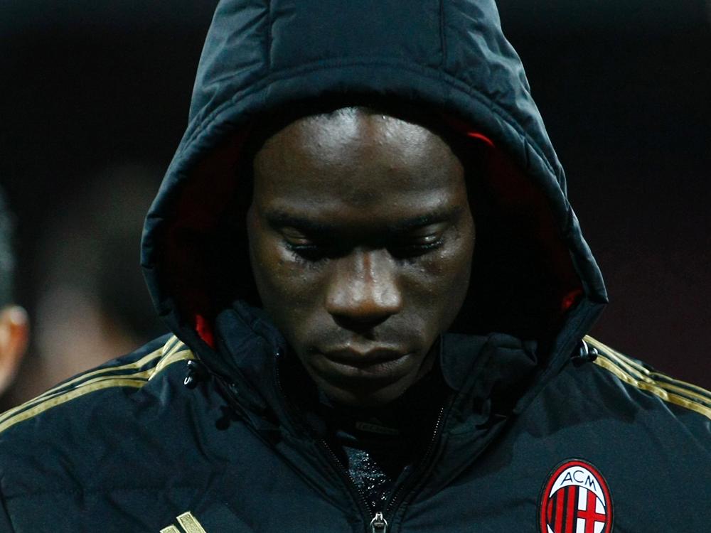 Tränen bei Mario Balotelli nach seiner Auswechslung. Tränen bei Mario Balotelli nach seiner Auswechslung.