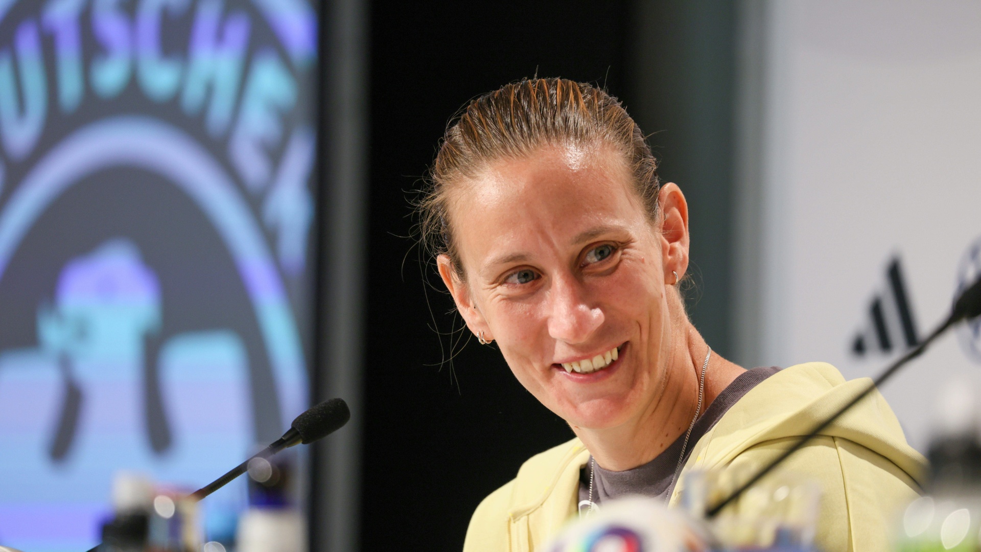 Nationaltorhüterin Ann-Katrin Berger sprach gut gelaunt über ihren Opa Nationaltorhüterin Ann-Katrin Berger sprach gut gelaunt über ihren Opa