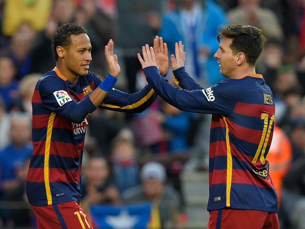Neymar (l.) trifft doppelt beim Barcelona-Sieg