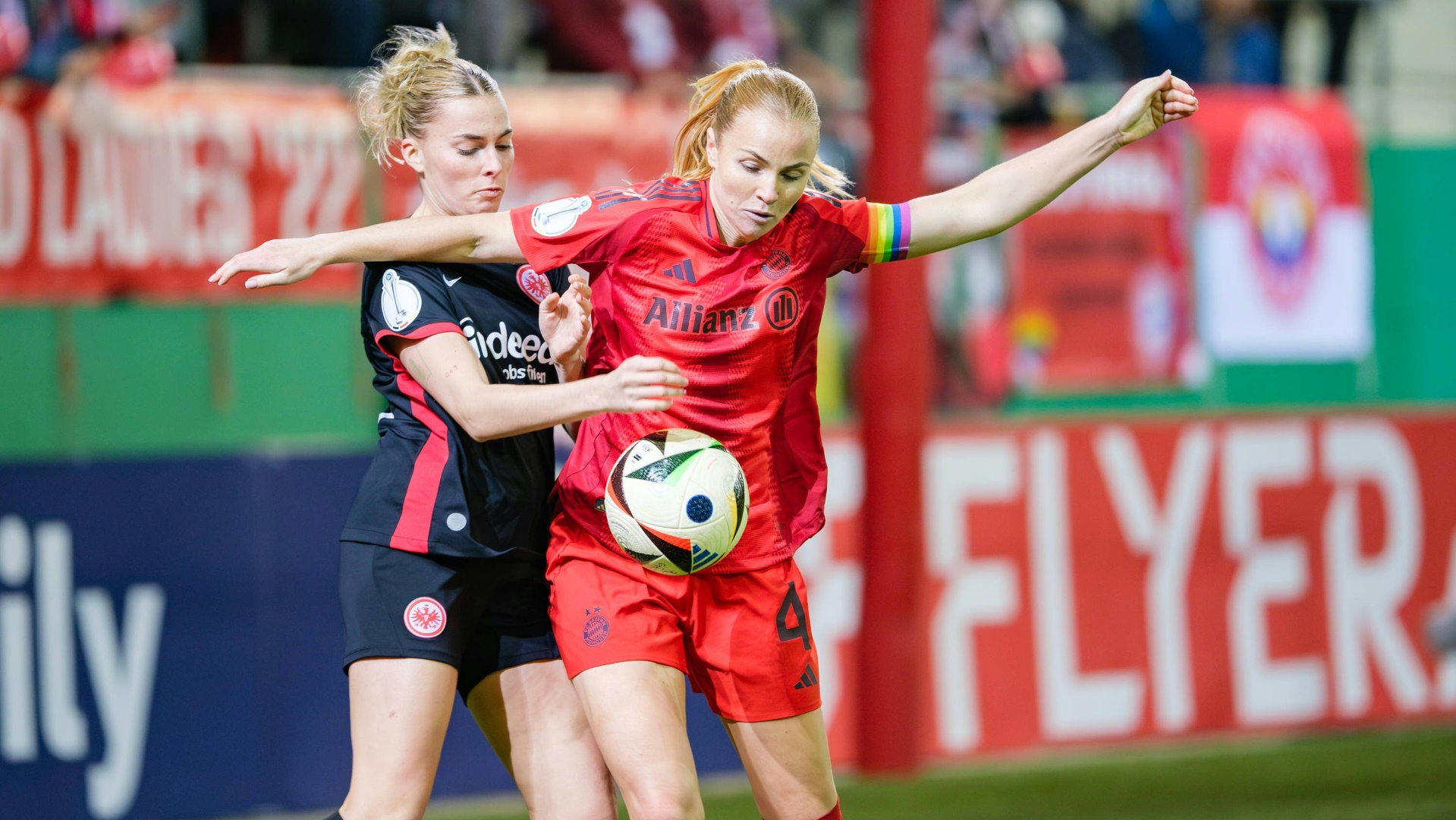 Laura Freigang (l.) im Duell mit Glodis Viggosdottir Laura Freigang (l.) im Duell mit Glodis Viggosdottir