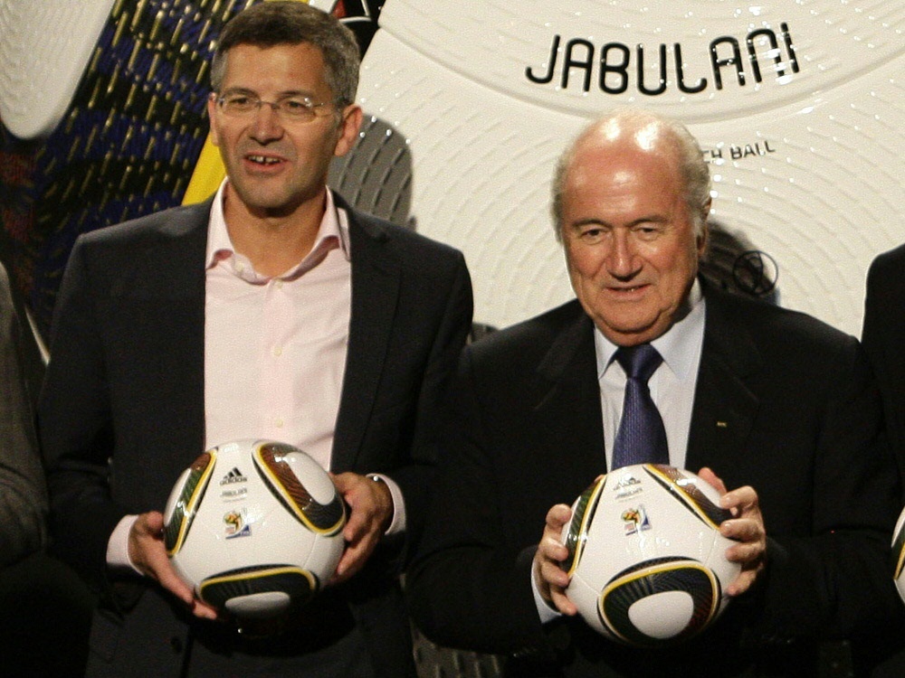 Adidas-Chef Herbert Hainer (l.) und Joseph S. Blatter