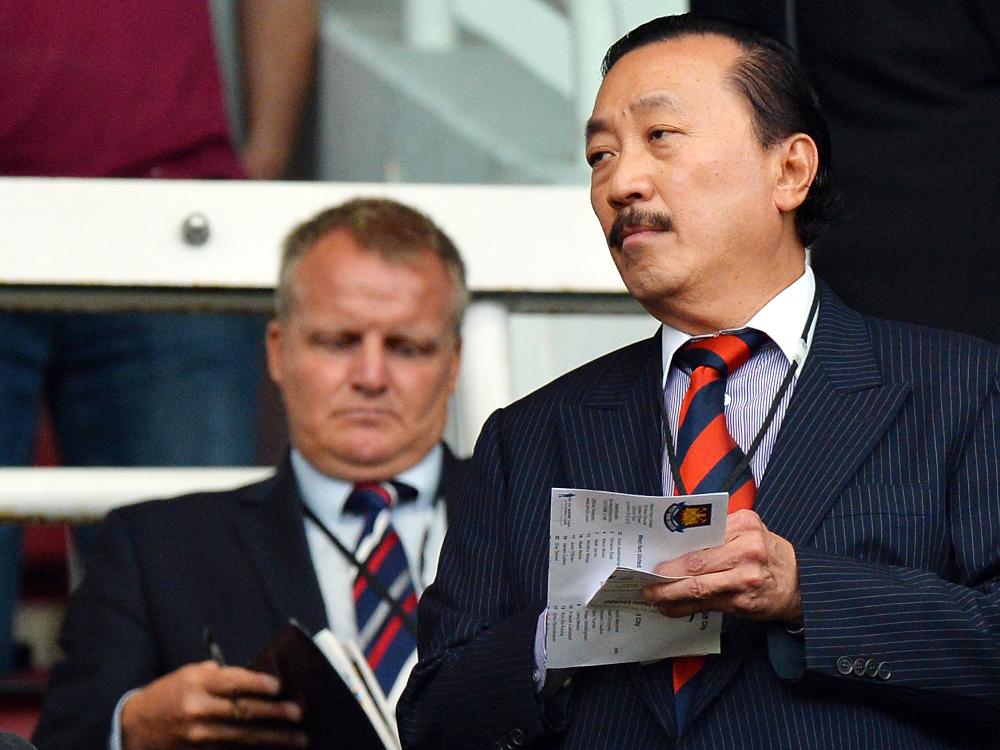 Vincent Tan (re.) drängt Cardiff-Trainer zum Rücktritt