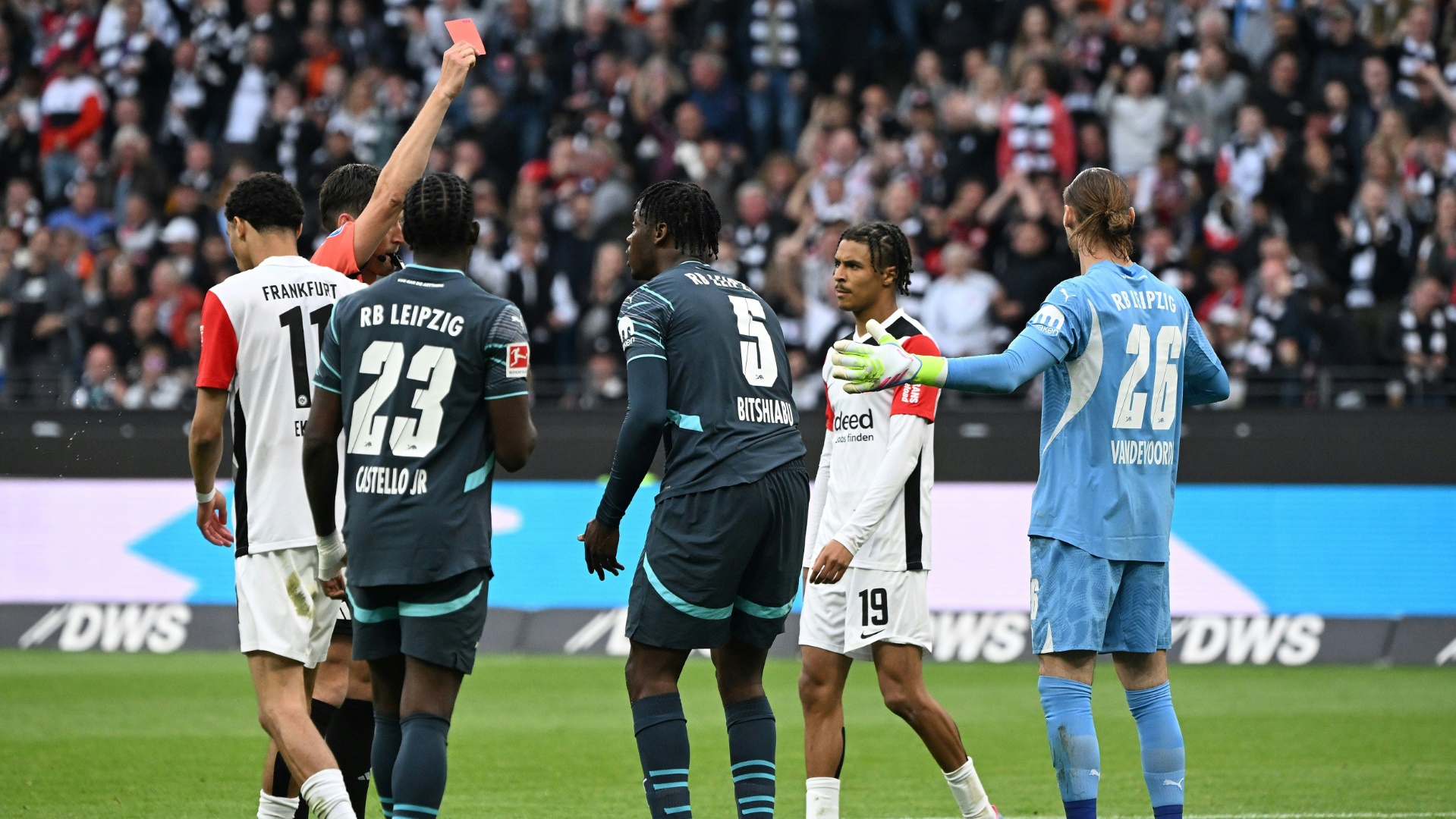Bitshiabu sah am vergangenen Wochenende die Rote Karte Bitshiabu sah am vergangenen Wochenende die Rote Karte
