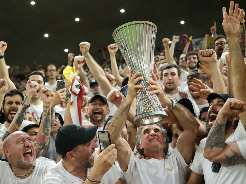 Fans dürfen im Europapokal ganz offiziell stehen