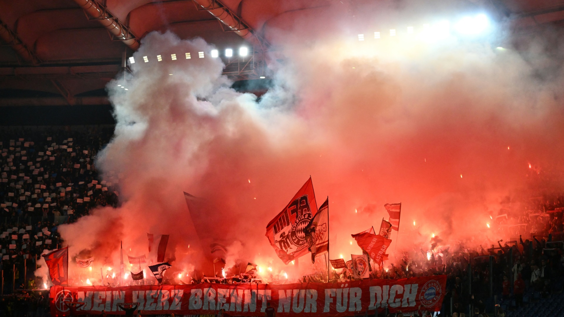 Die Fans des FC Bayern zündeten Pyrotechnik in Rom