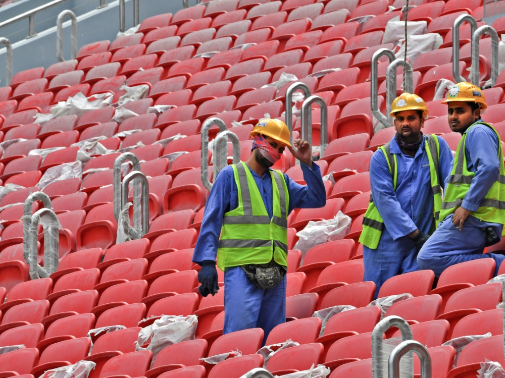 Arbeitsmigranten bauen demontierbares WM-Stadion