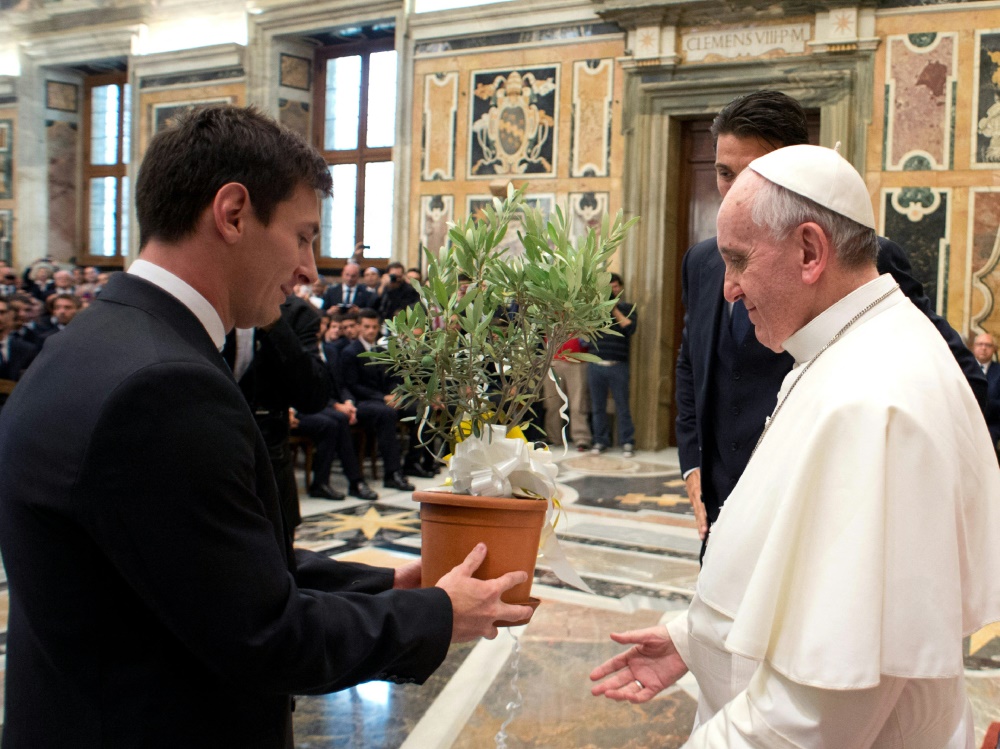 Lionel Messi und Papst Franziskus bei einer Audienz