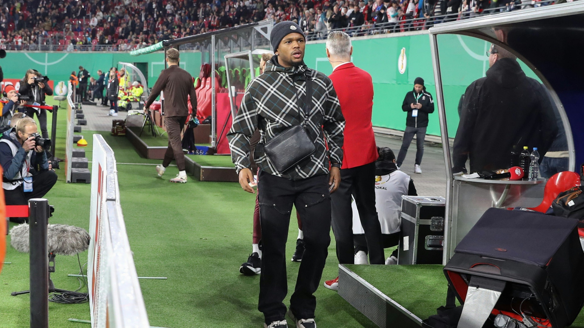 Lois Openda schaute beim Sieg von RB Leipzig gegen St. Pauli im DFB-Pokal nur zu