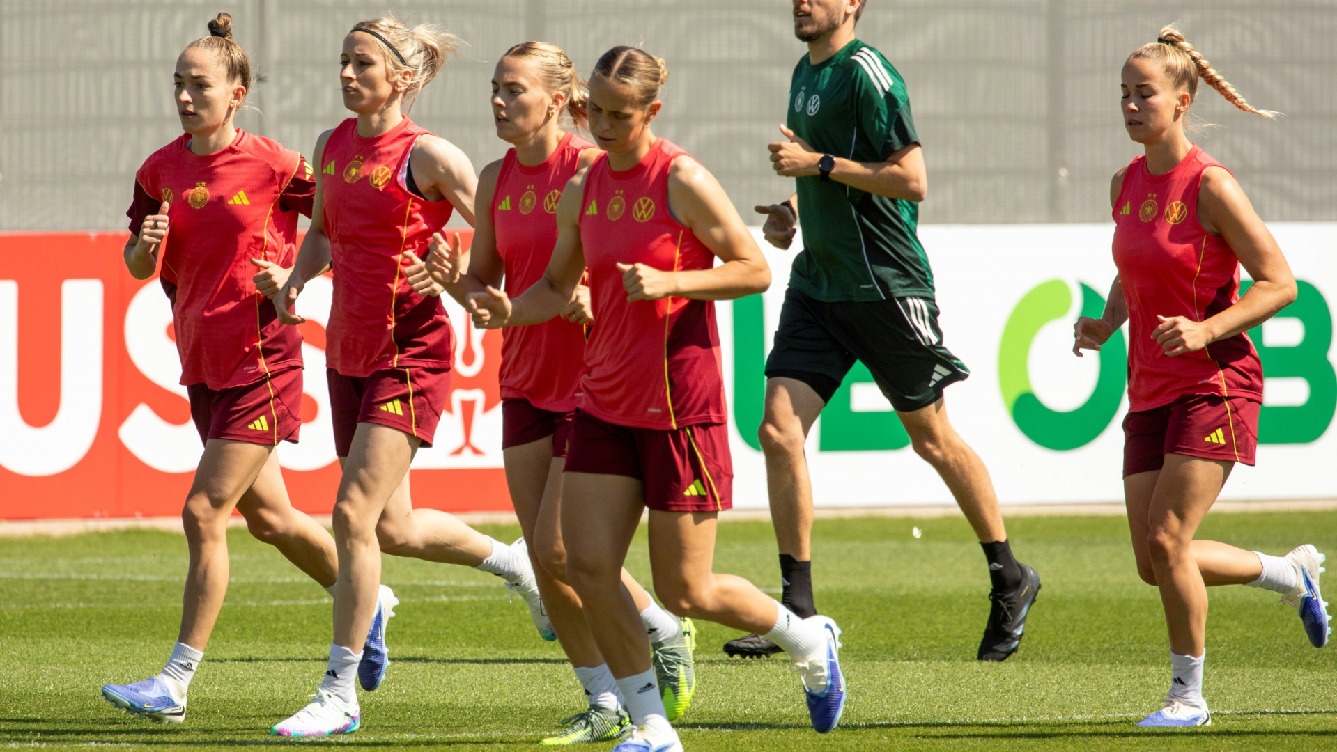 Die DFB-Frauen trainieren in Herzogenaurach Die DFB-Frauen trainieren in Herzogenaurach
