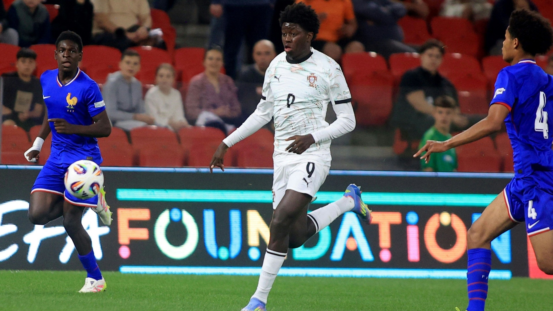 Portugal-Talent Anisio Cabral (m.) traf auch im Finale gegen Frankreich Portugal-Talent Anisio Cabral (m.) traf auch im Finale gegen Frankreich