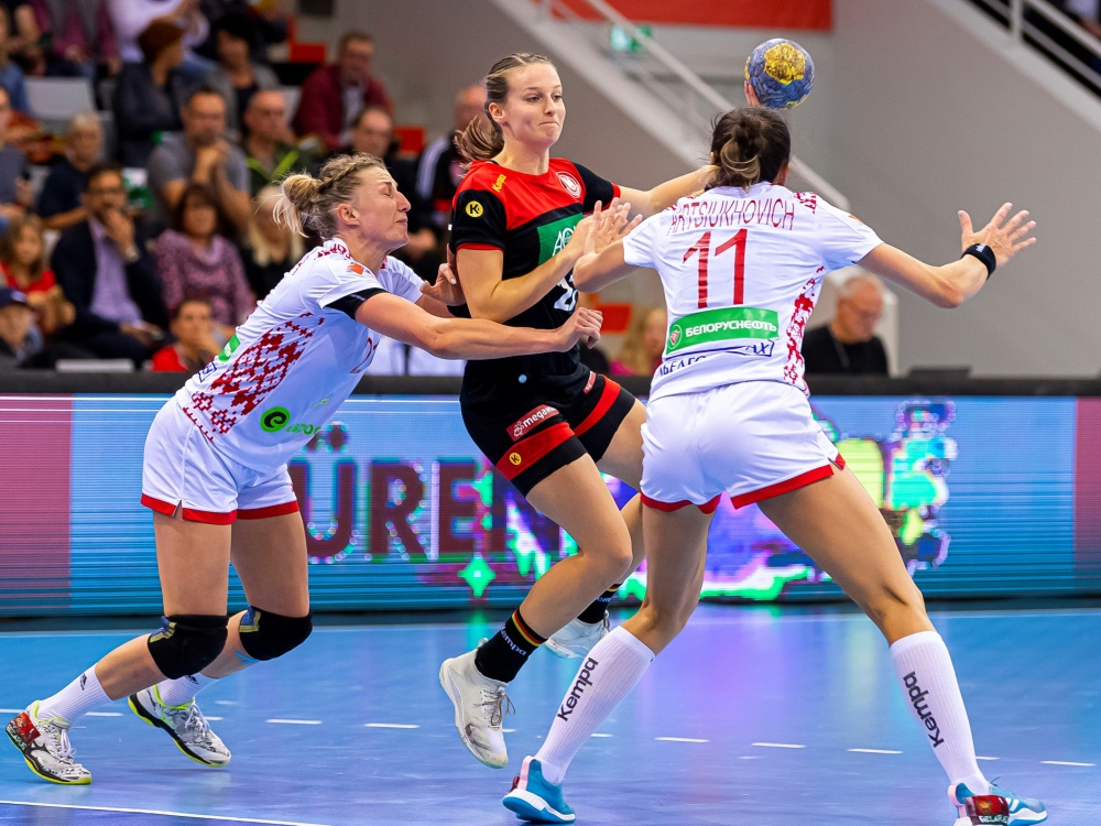 Nationalspielerin Julia Maidhof (m.) erzielte fünf Tore Nationalspielerin Julia Maidhof (m.) erzielte fünf Tore