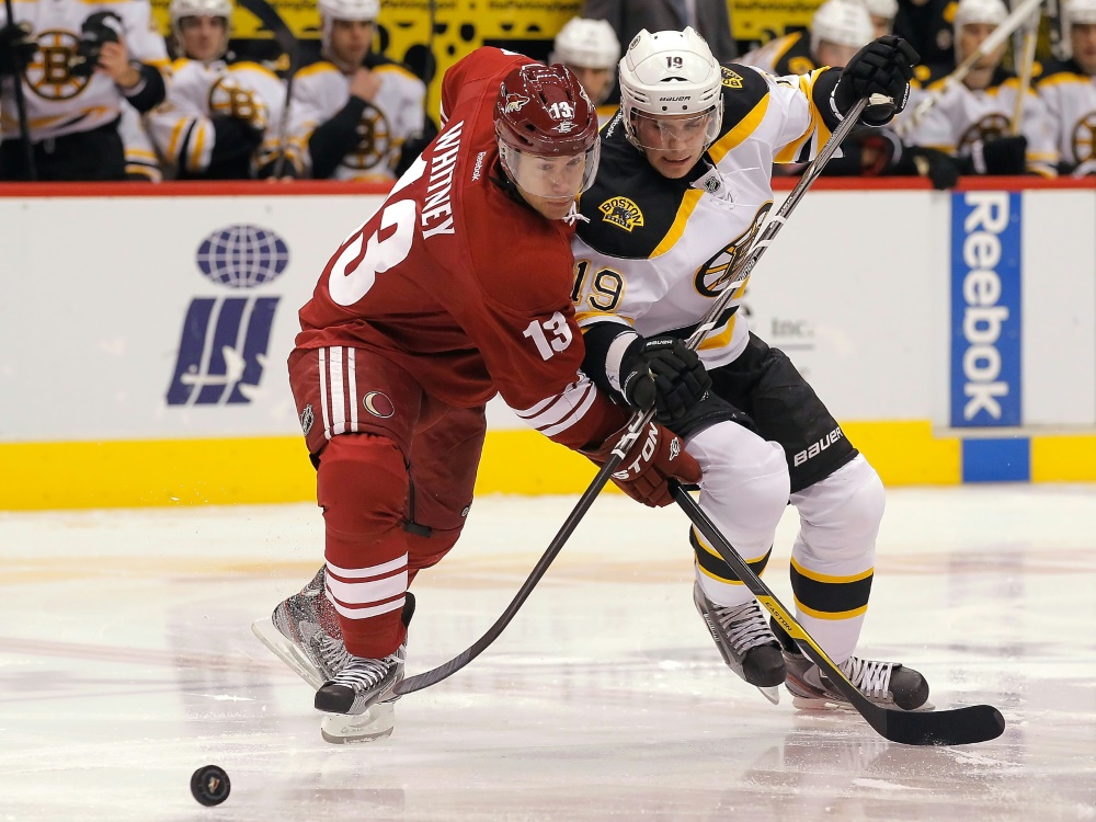 Ray Whitney (l.) macht den Caddy für Graham DeLaet