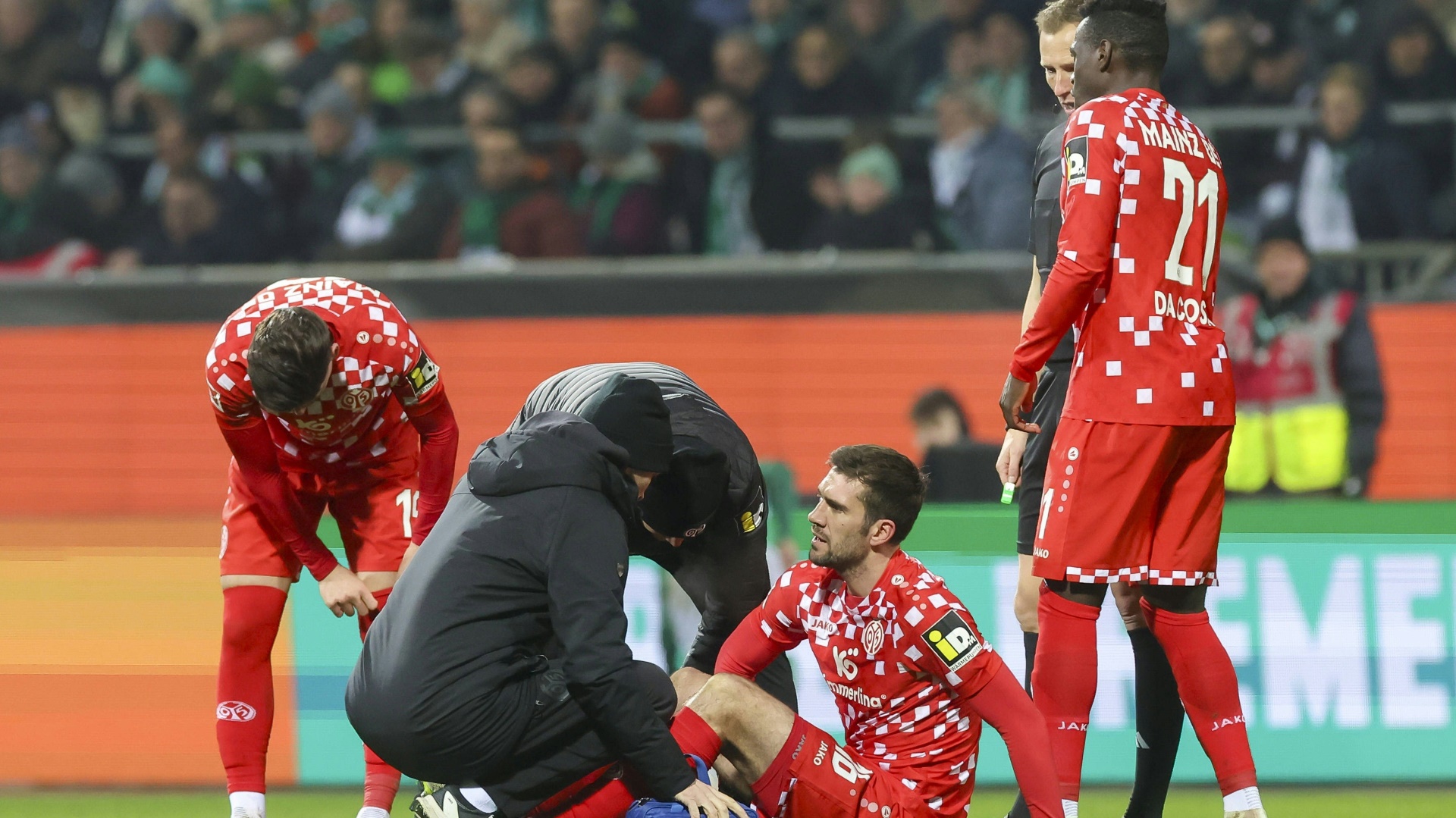 Der Mainzer Stefan Bell (sitzend) wird länger ausfallen