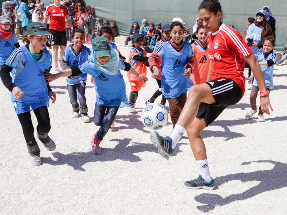 Bayerns Fußballerinnen zu Gast in einem Flüchtlingscamp
