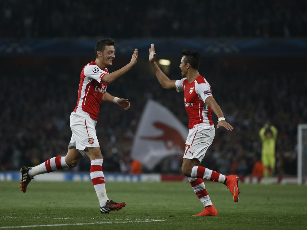 Özil (l.) und Sanchez freuen sich über ein Glückslos