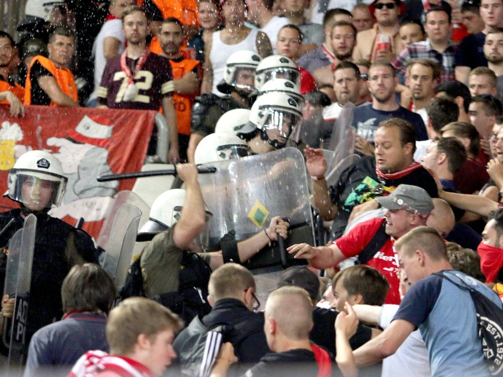 Polizisten gehen mit Schlagstöcken auf Fans los