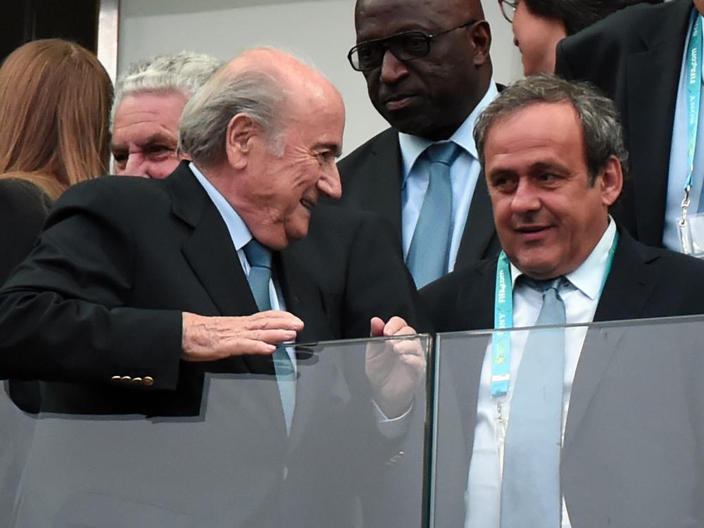 Platini (r.) geht weiter auf Konfrontationskurs zu Blatter