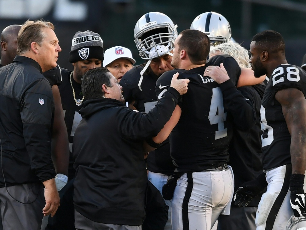 Knöchelbruch bei Raiders-Quarterback Derek Carr (Nr. 4) Knöchelbruch bei Raiders-Quarterback Derek Carr (Nr. 4)