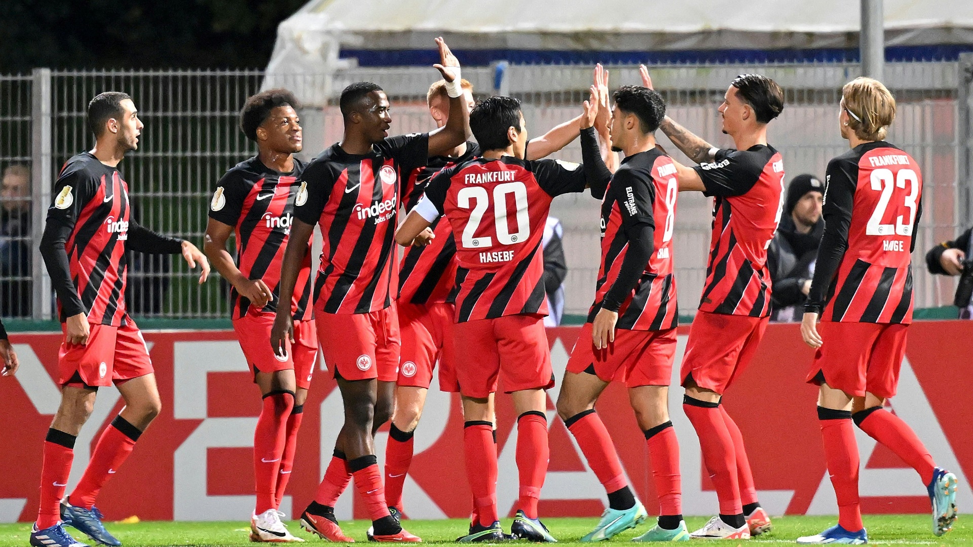 Sieg in Köln: Frankfurt zieht ins Pokal-Achtelfinale ein