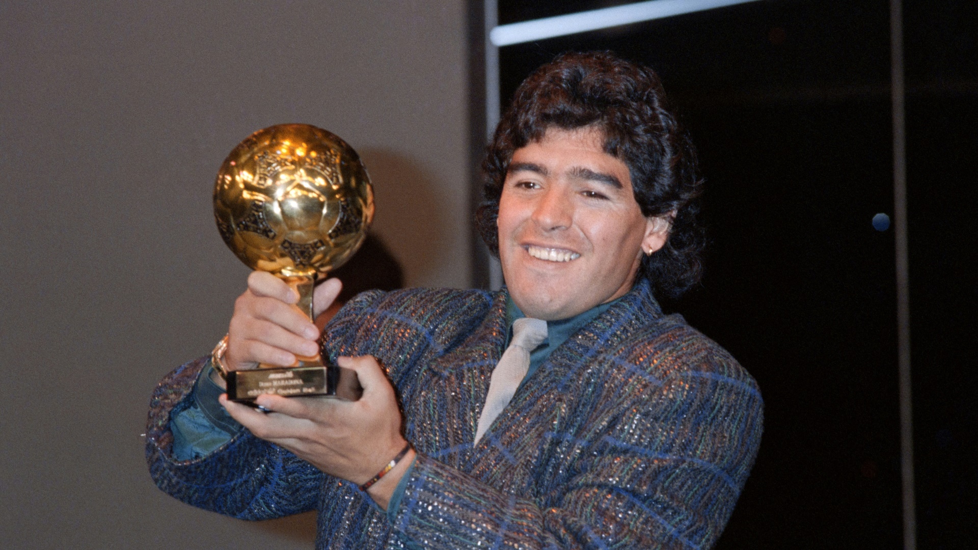 Diego Maradona 1986 mit der Trophäe in Feierlaune