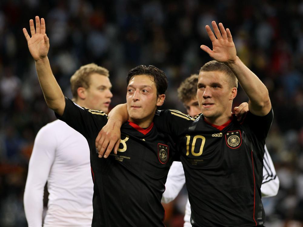 Lukas Podolski (r.) hält zu Teamkollege und Freund Özil (M.) Lukas Podolski (r.) hält zu Teamkollege und Freund Özil (M.)