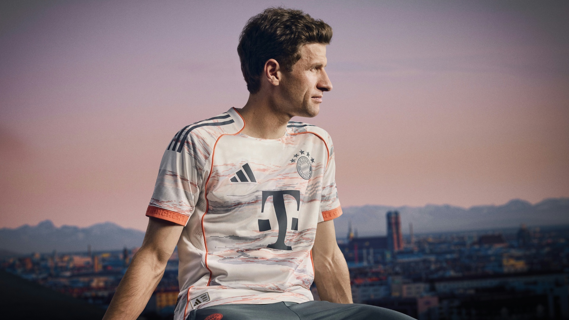 Thomas Müller im neuen Auswärtstrikot Thomas Müller im neuen Auswärtstrikot