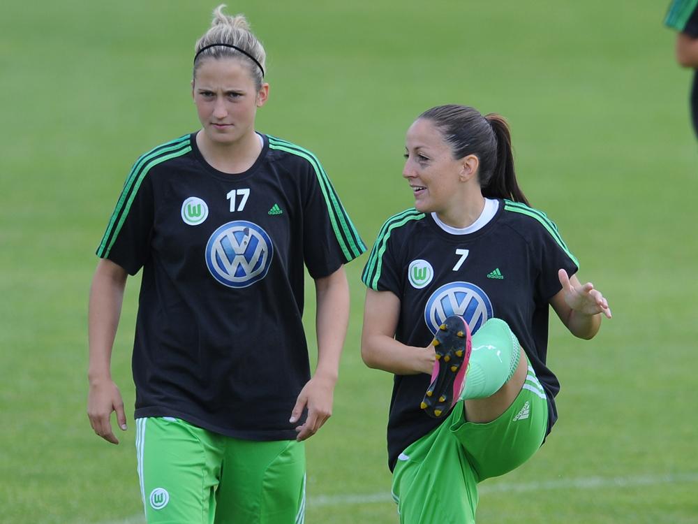 Laura Vetterlein (l.) bleibt beim VfL Wolfsburg