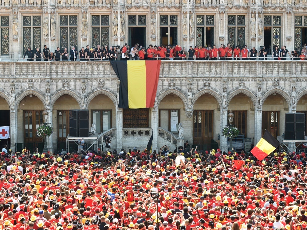 Die belgischen Fans konnten die Rückkehr ihres Teams in Brüssel friedlich feiern