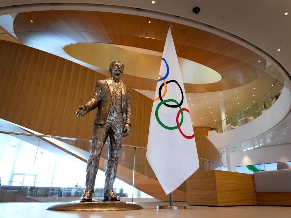 Baron Pierre de Coubertin entwarf die Olympische Flagge Baron Pierre de Coubertin entwarf die Olympische Flagge