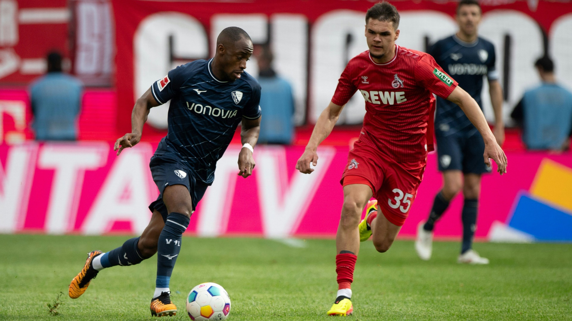 Christopher Antwi-Adjei (l.) steht dem VfL Bochum in Wolfsburg wieder zur Verfügung