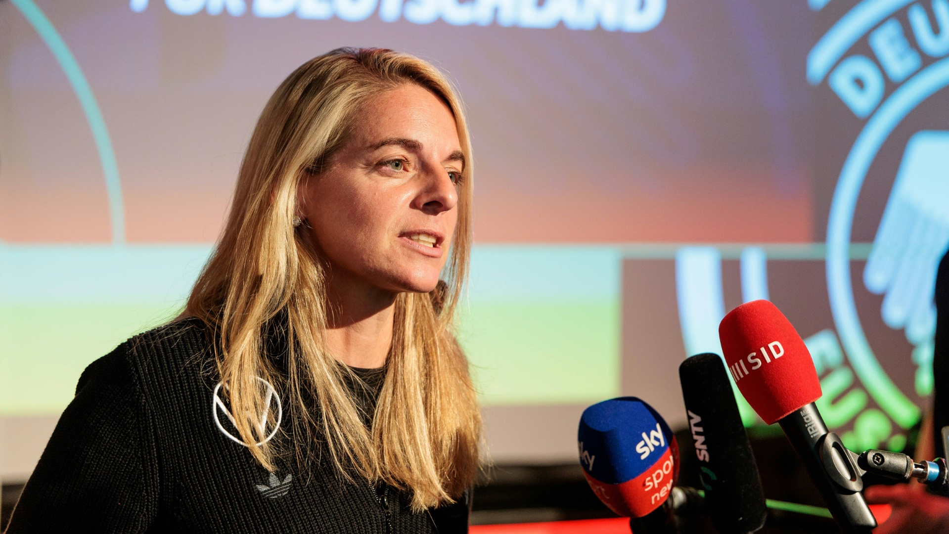 Die deutsche Sportdirektorin Nia Künzer bei einem Medientermin während der Frauen-EM 2025 in Zürich Die deutsche Sportdirektorin Nia Künzer bei einem Medientermin während der Frauen-EM 2025 in Zürich