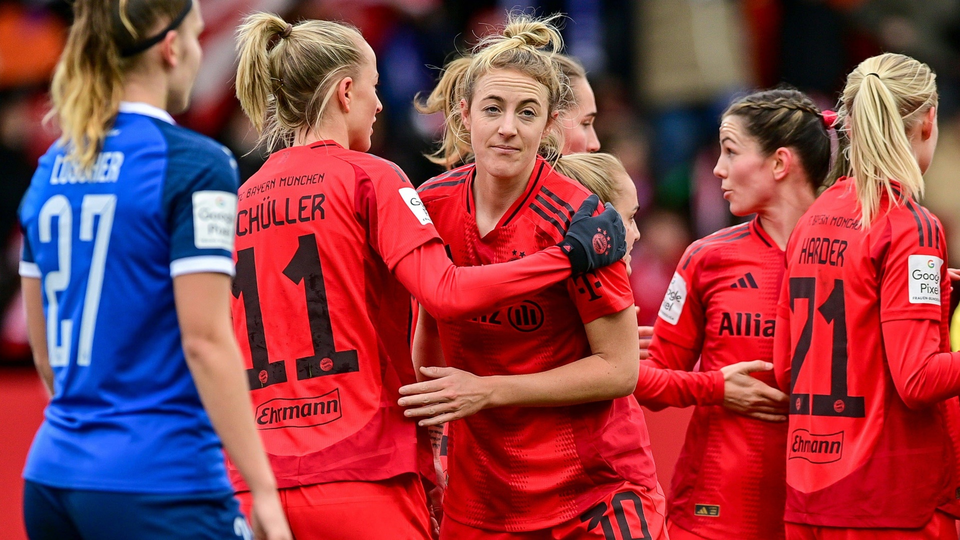 Carolin Simon (M.) jubelt mit Kolleginnen über den Pflichtsieg der Bayern-Frauen