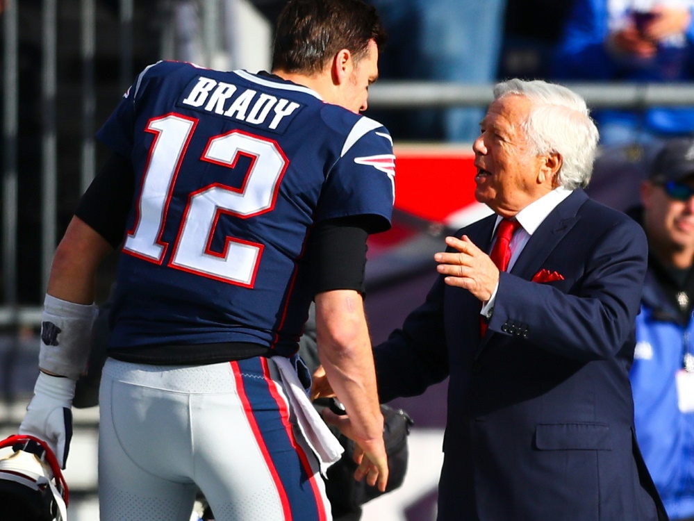 Kraft (r.) versteigert seinen Super-Bowl-Ring von 2017 Kraft (r.) versteigert seinen Super-Bowl-Ring von 2017
